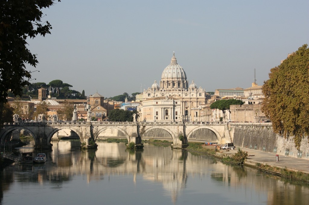 Imagem de igreja do Vaticano com um lago