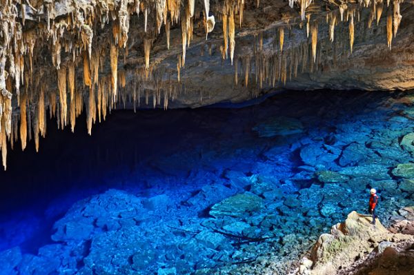 Imagem interna da gruta com água azul