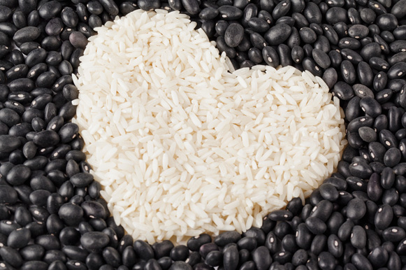 imagem de coração feito de arroz e feijão