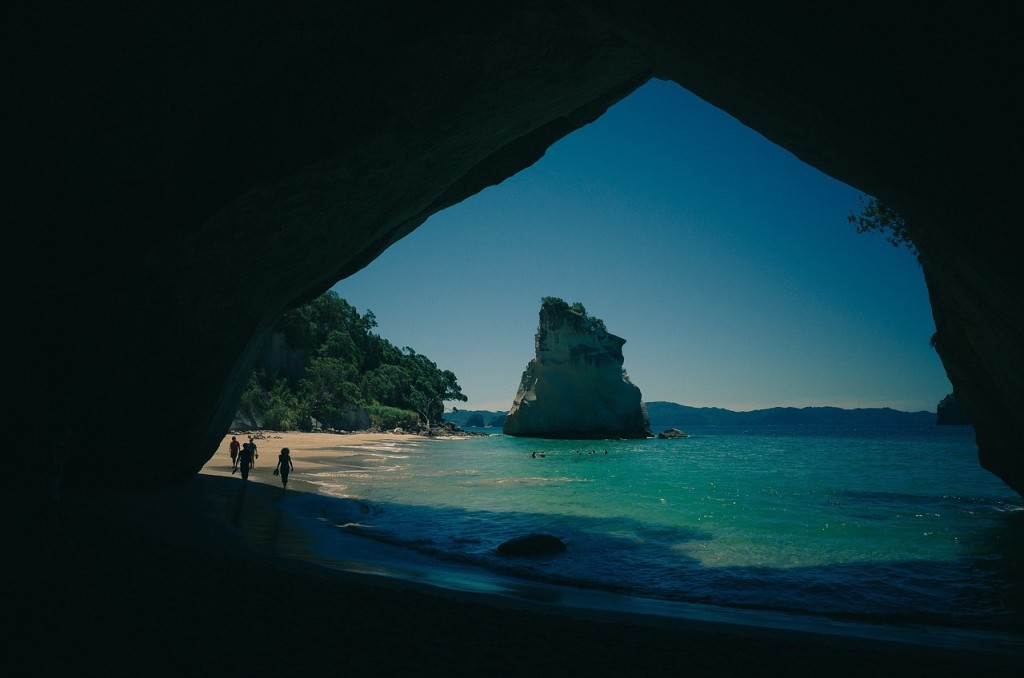 imagem-de-praia-entrando-na-caverna