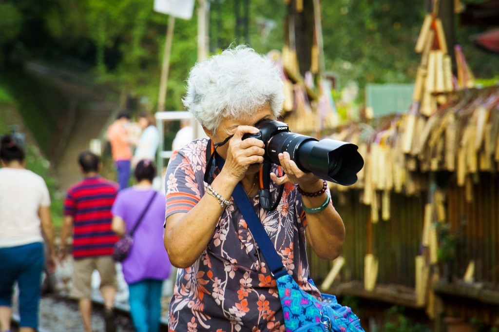 imagem-de-turista-idosa-tirando-foto