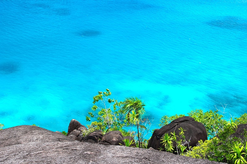 imagem-de-praia-do-caribe-com-água-azul