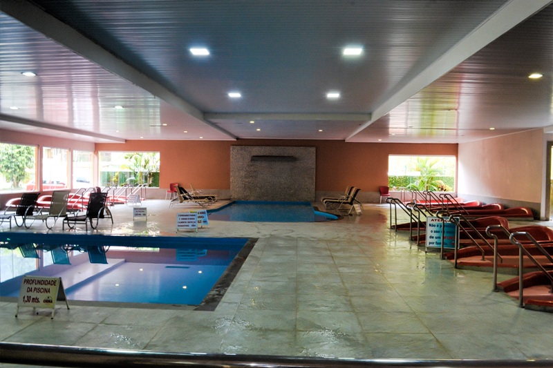 foto-mostra-grande-salão-coberto-e-piscinas-de-água-aquecidas-e-diversas-hidromassagens